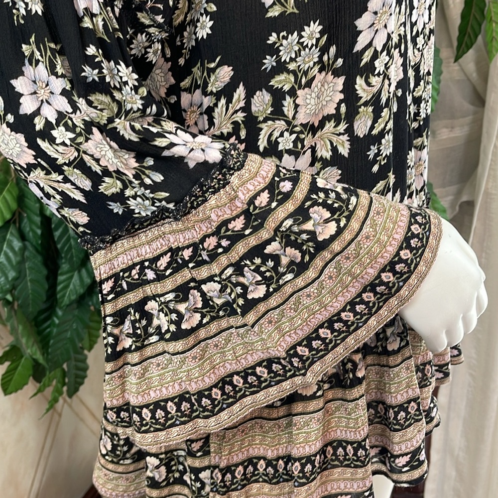 AMERICAN EAGLE RUFFLE HEM FLORAL TOP - Picture 6 of 10
